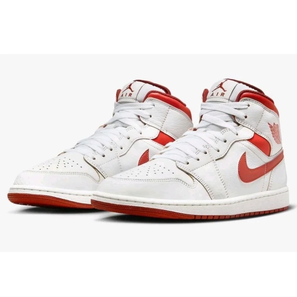 Air Jordan 1 Mid SE Sneakers White/Dune Red/Sail/Lobster